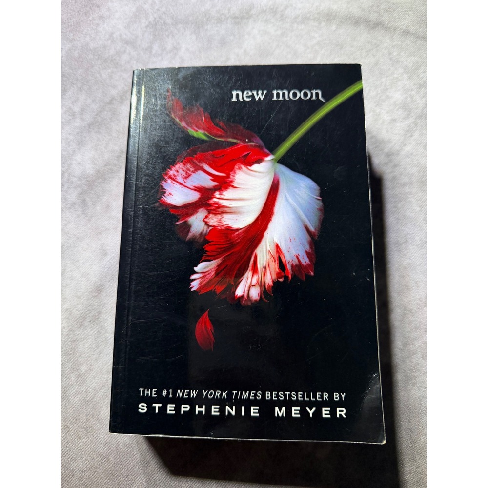 Stephenie Meyer New Moon Paperback Twilight Saga Book 2 MT Books 9780316024969